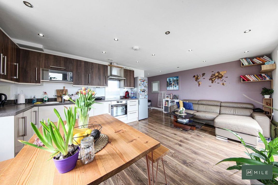 2 bed property in Armstrong Road, London