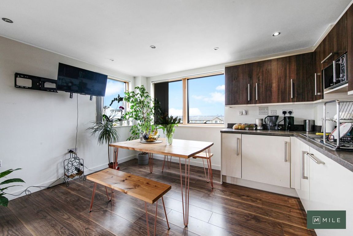 2 bed property in Armstrong Road, London