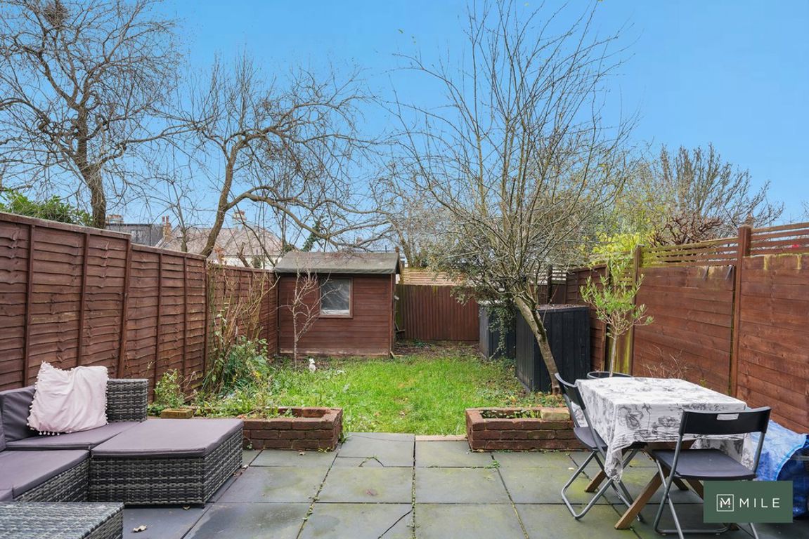 2 bed property in Holland Road, London