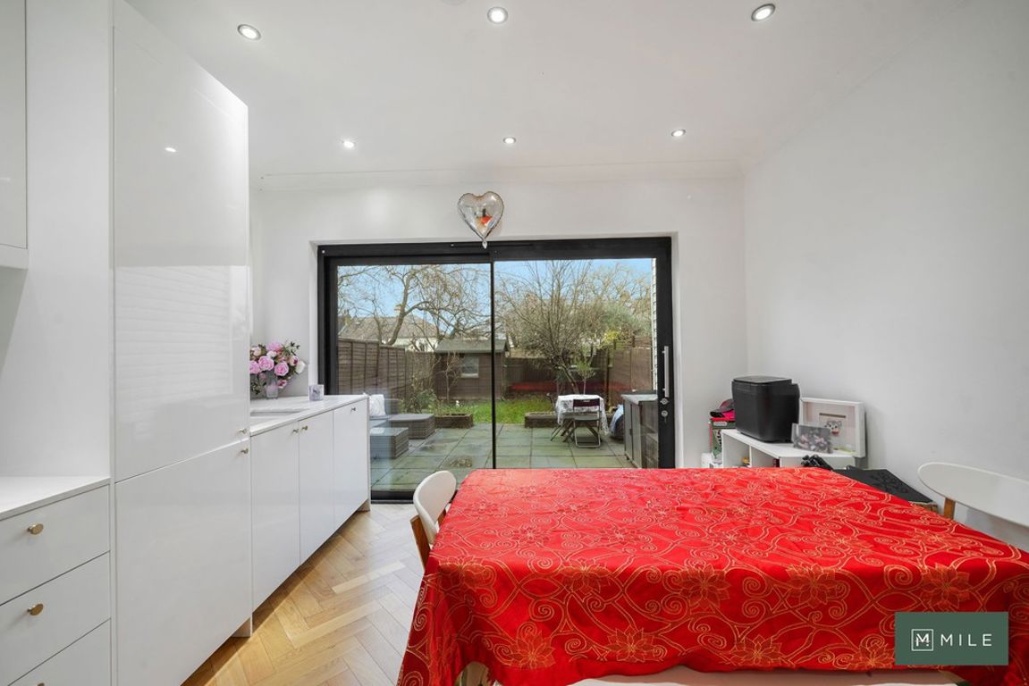 2 bed property in Holland Road, London