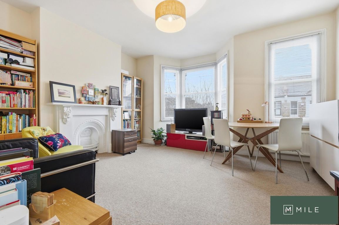 2 bed property in Purves Road, London