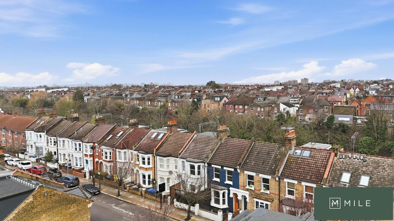 2 bed property in Purves Road, London