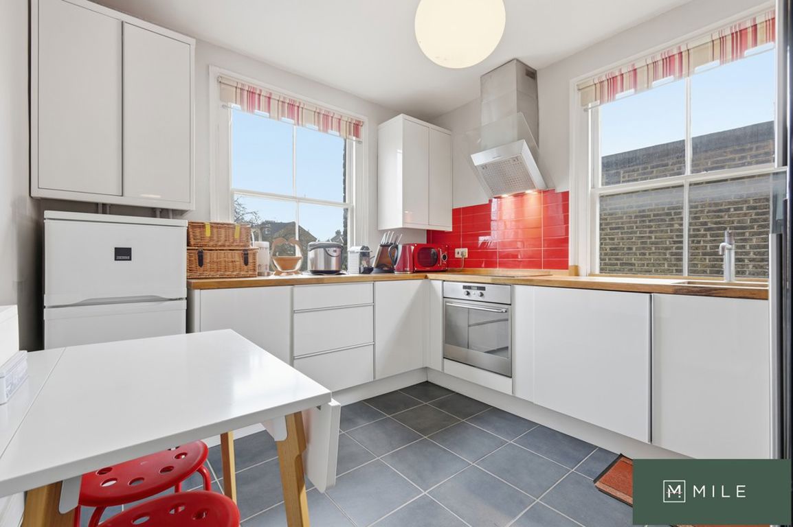 2 bed property in Purves Road, London