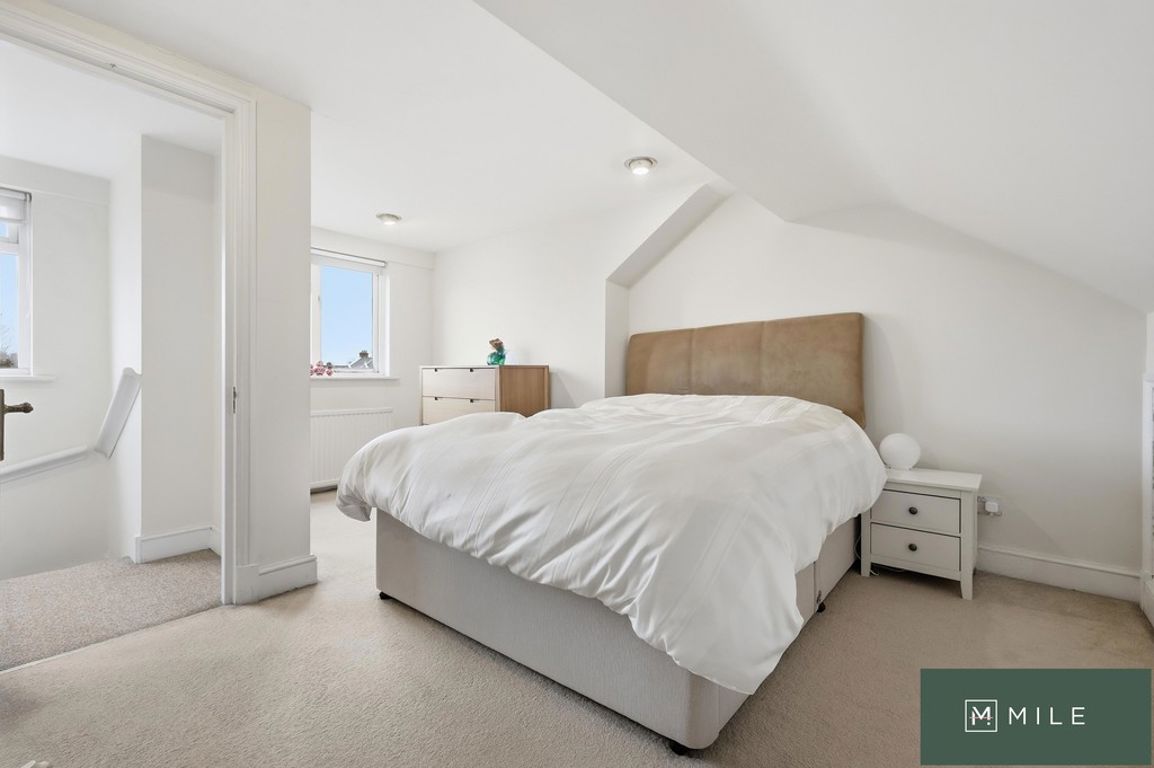 2 bed property in Purves Road, London