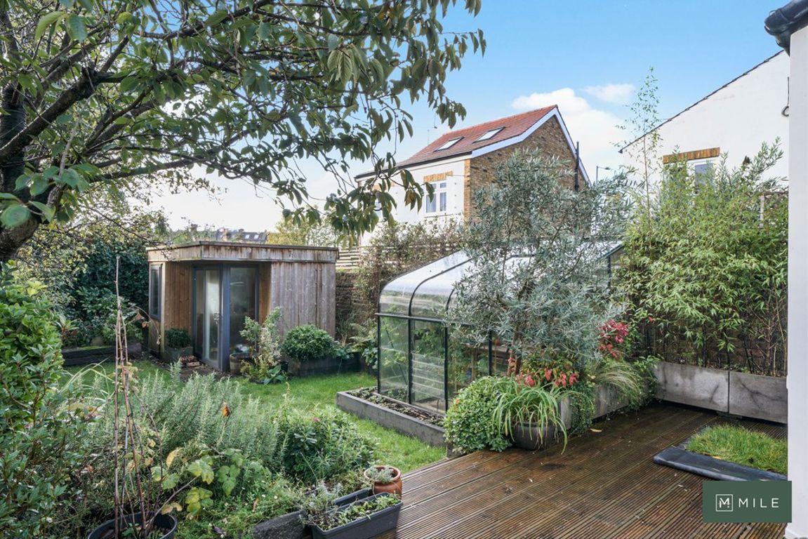 2 bed property in Bathurst Gardens, London