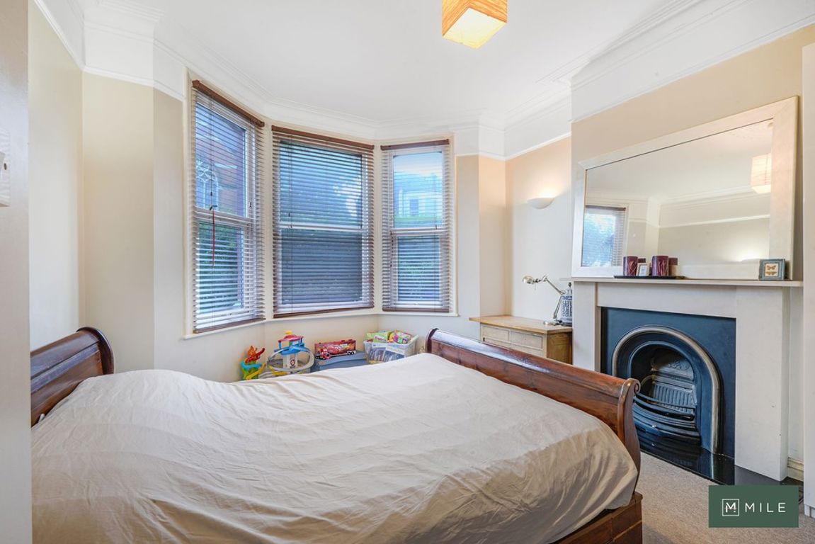 2 bed property in Bathurst Gardens, London