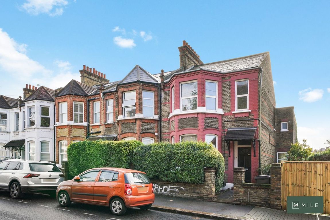 2 bed property in Bathurst Gardens, London