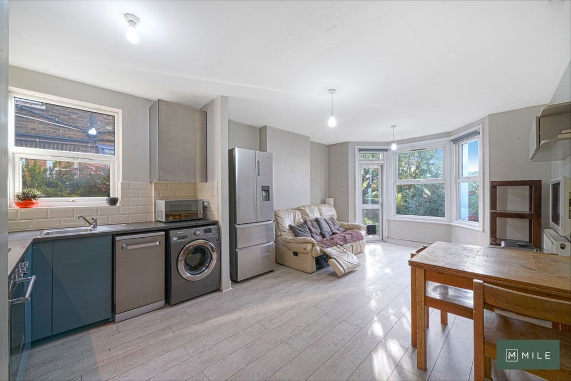 2 bed property in Bathurst Gardens, London