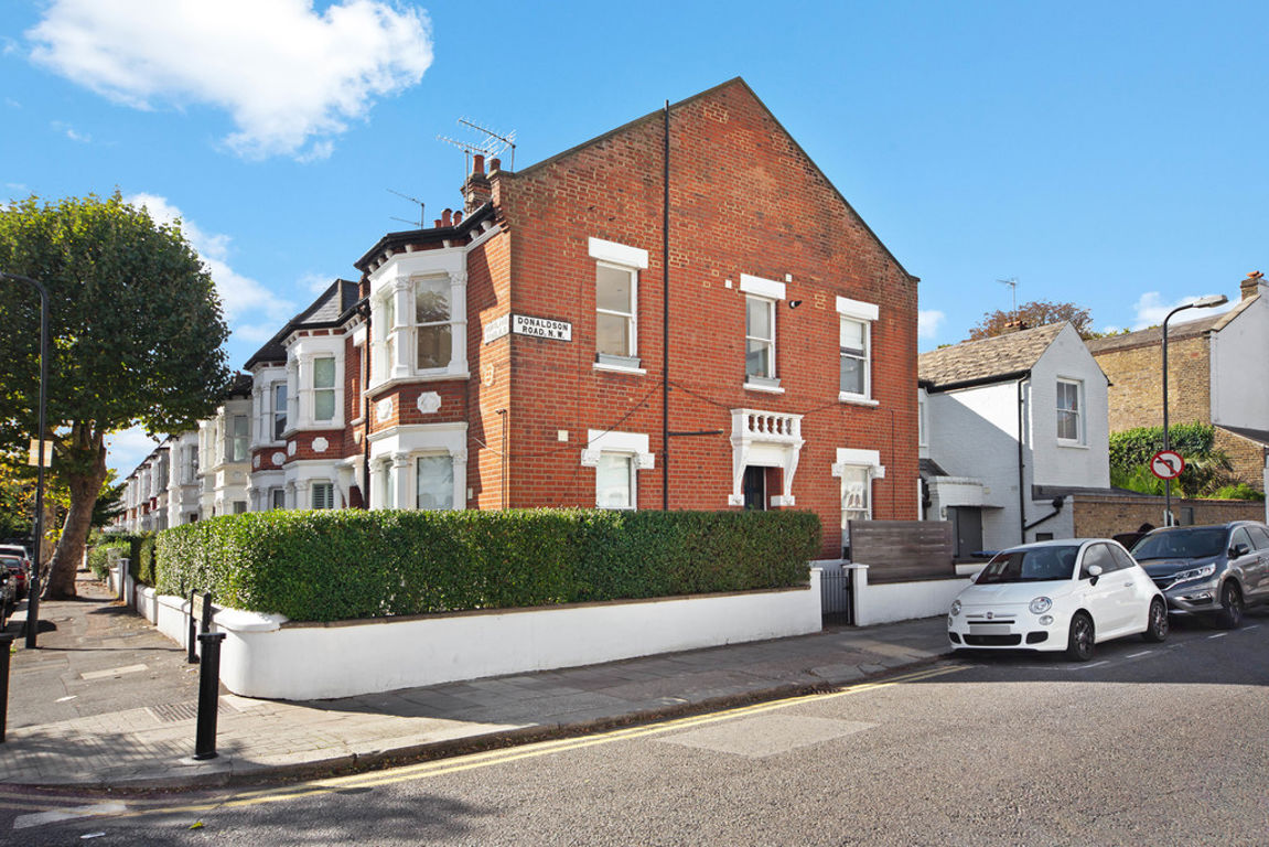 2 bed property in Hartland Road, London