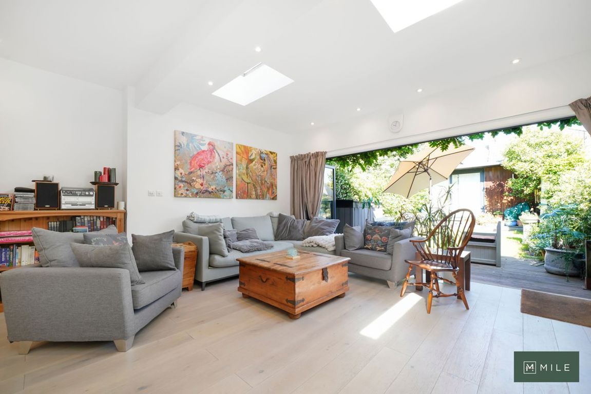 2 bed property in Radcliffe Avenue, London