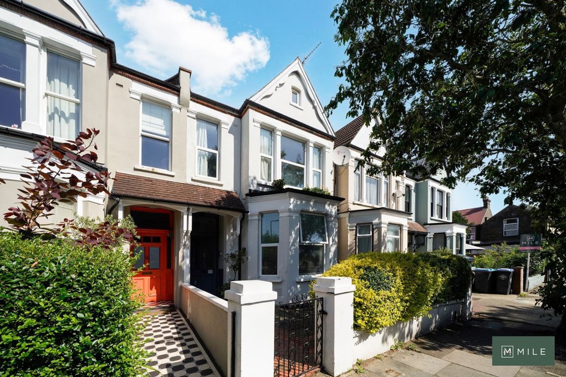 2 bed property in Radcliffe Avenue, London