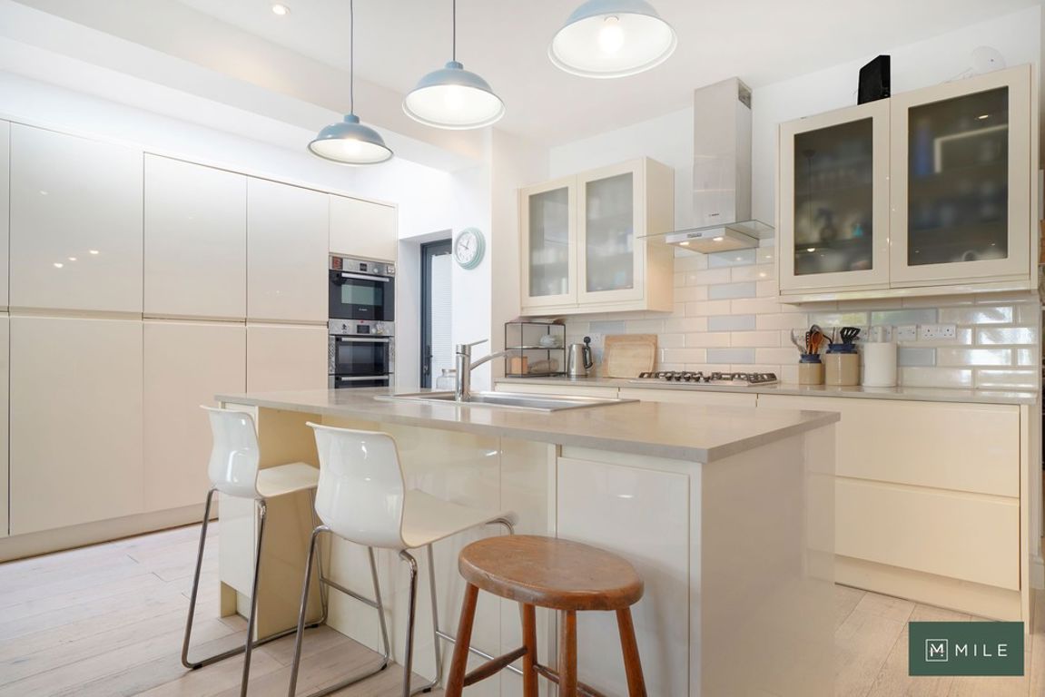 2 bed property in Radcliffe Avenue, London