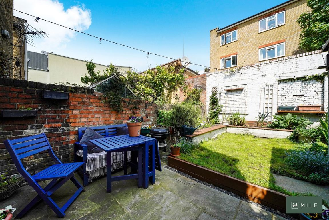 2 bed property in Buckingham Road, London