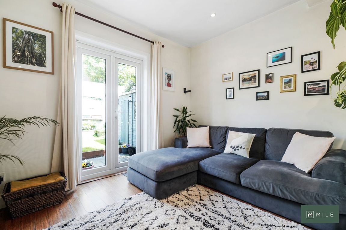 2 bed property in Buckingham Road, London