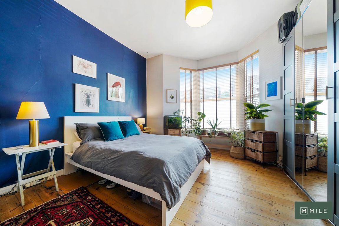 2 bed property in Buckingham Road, London