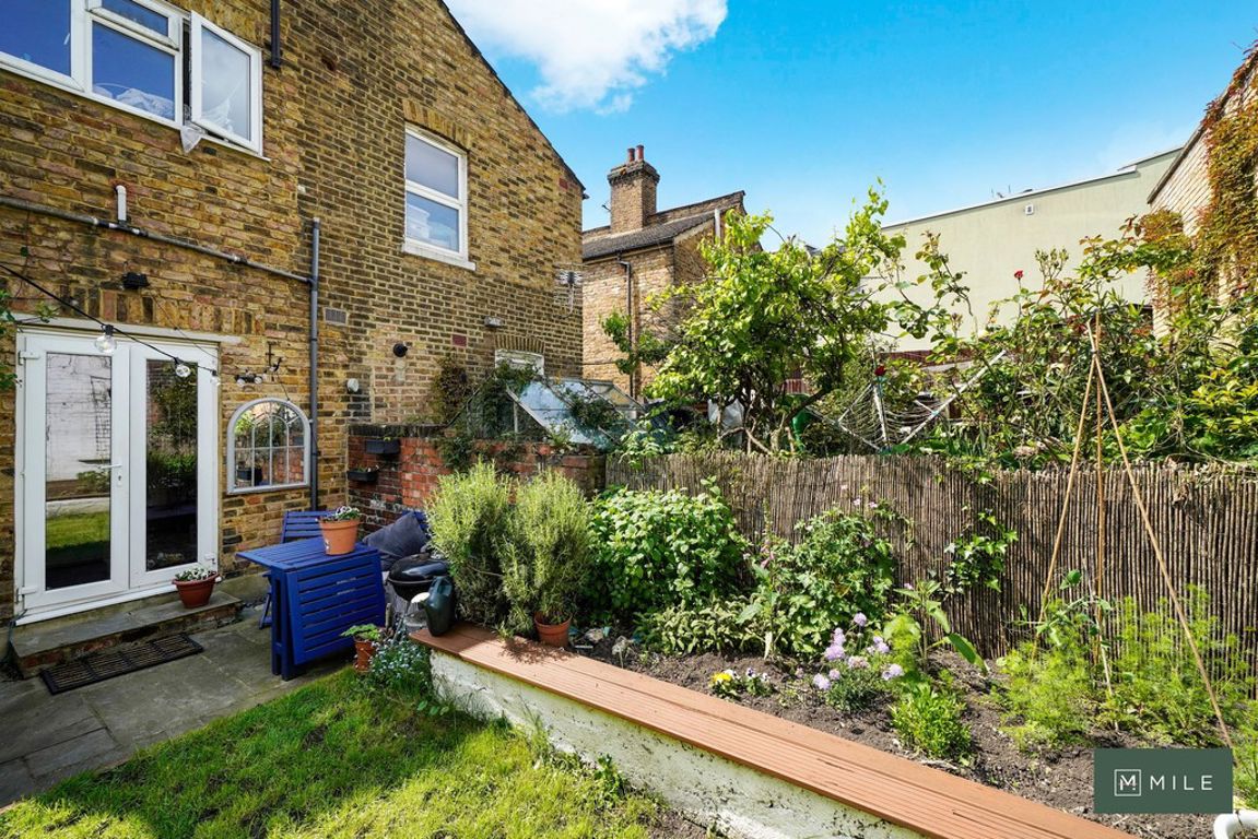 2 bed property in Buckingham Road, London