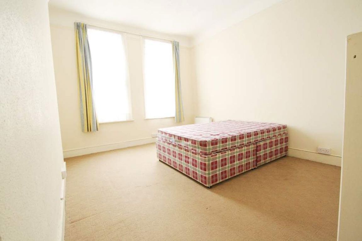 1 bed property in Holland Road, London
