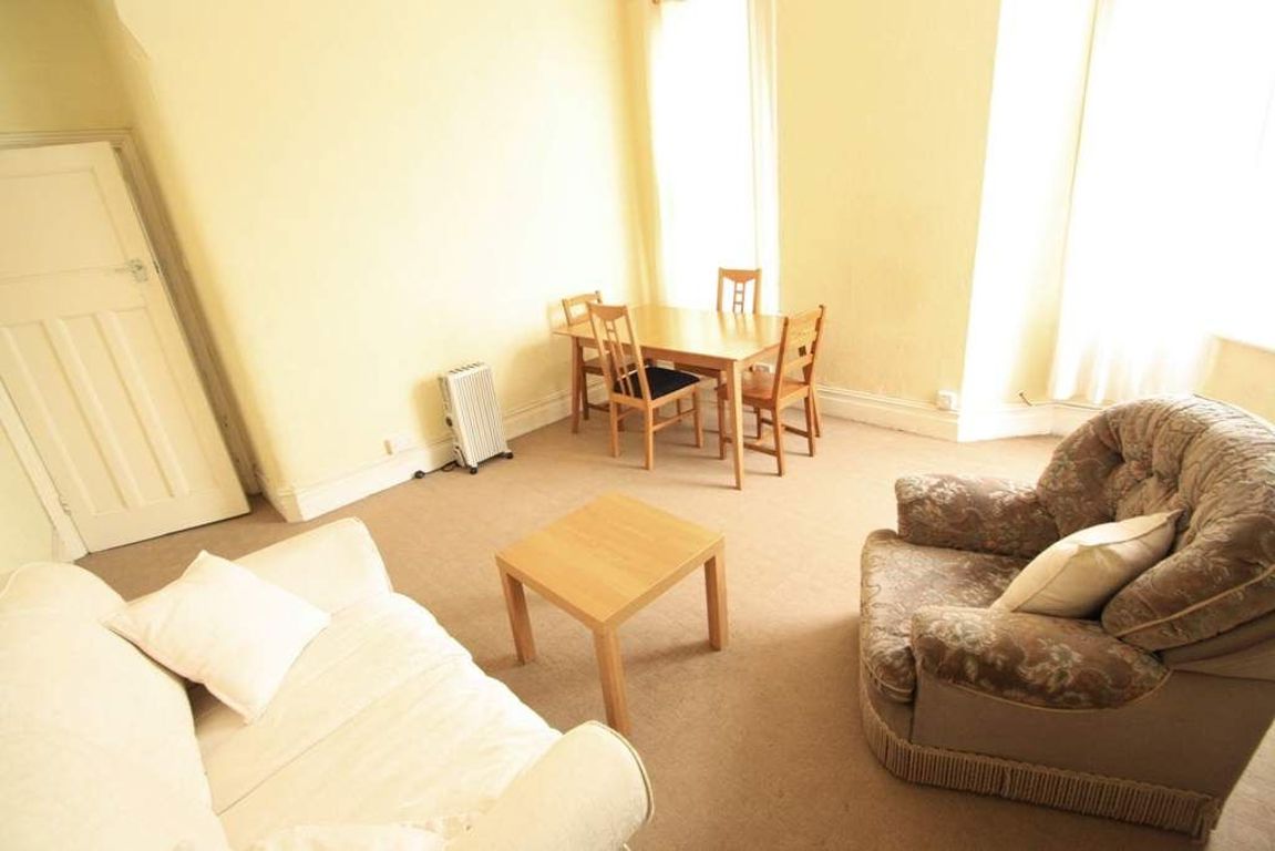 1 bed property in Holland Road, London