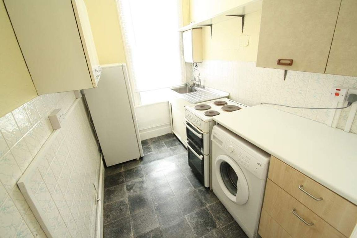 1 bed property in Holland Road, London