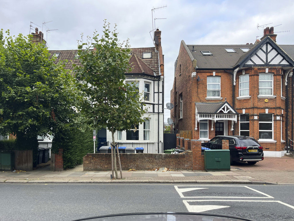 3 bed property in Brondesbury Park, London
