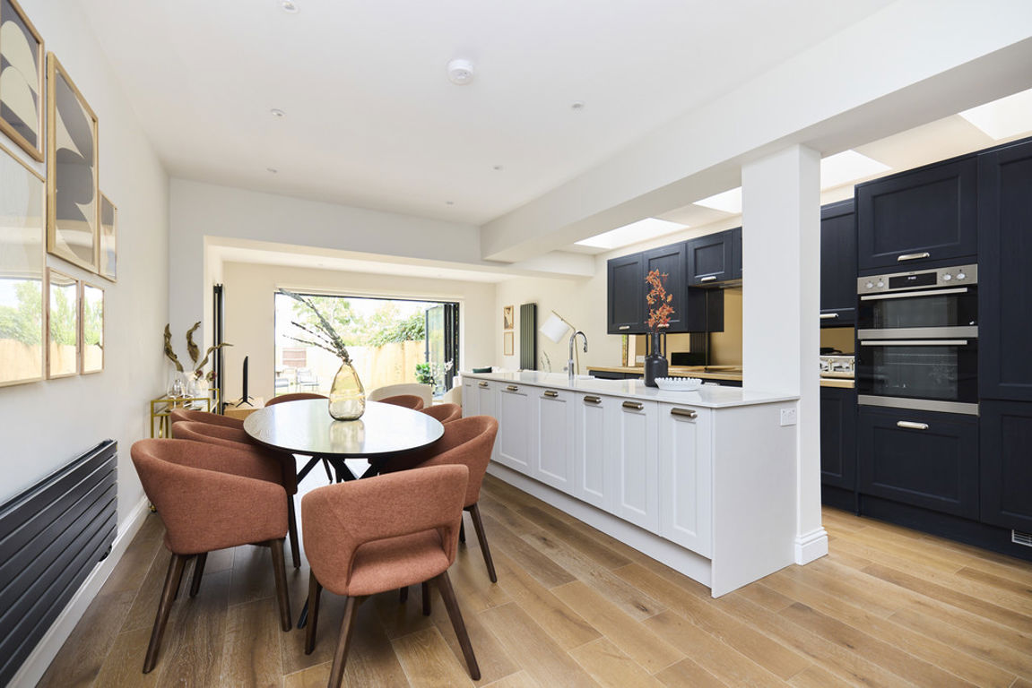 3 bed property in Brondesbury Park, London