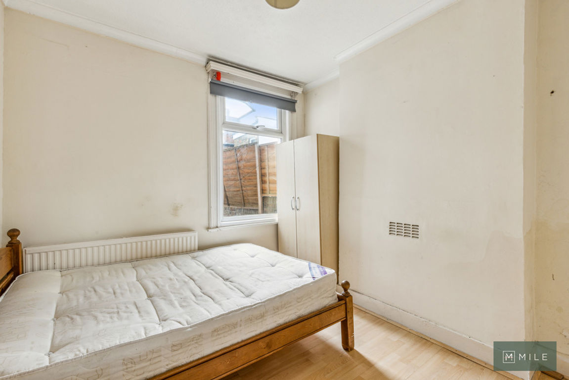 3 bed property in Earlsmead Road, London