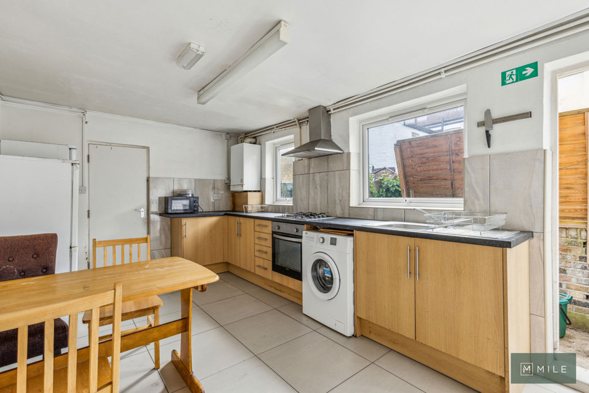 3 bed property in Earlsmead Road, London