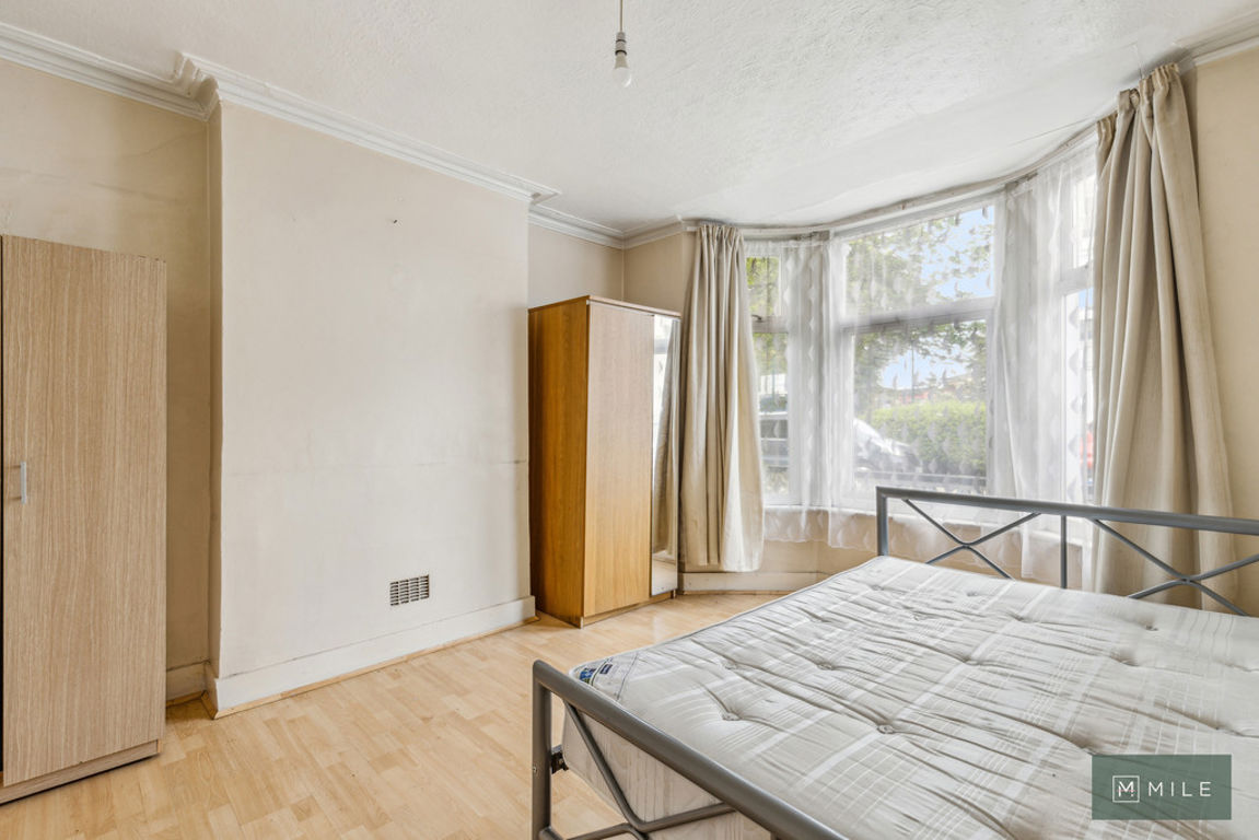 3 bed property in Earlsmead Road, London
