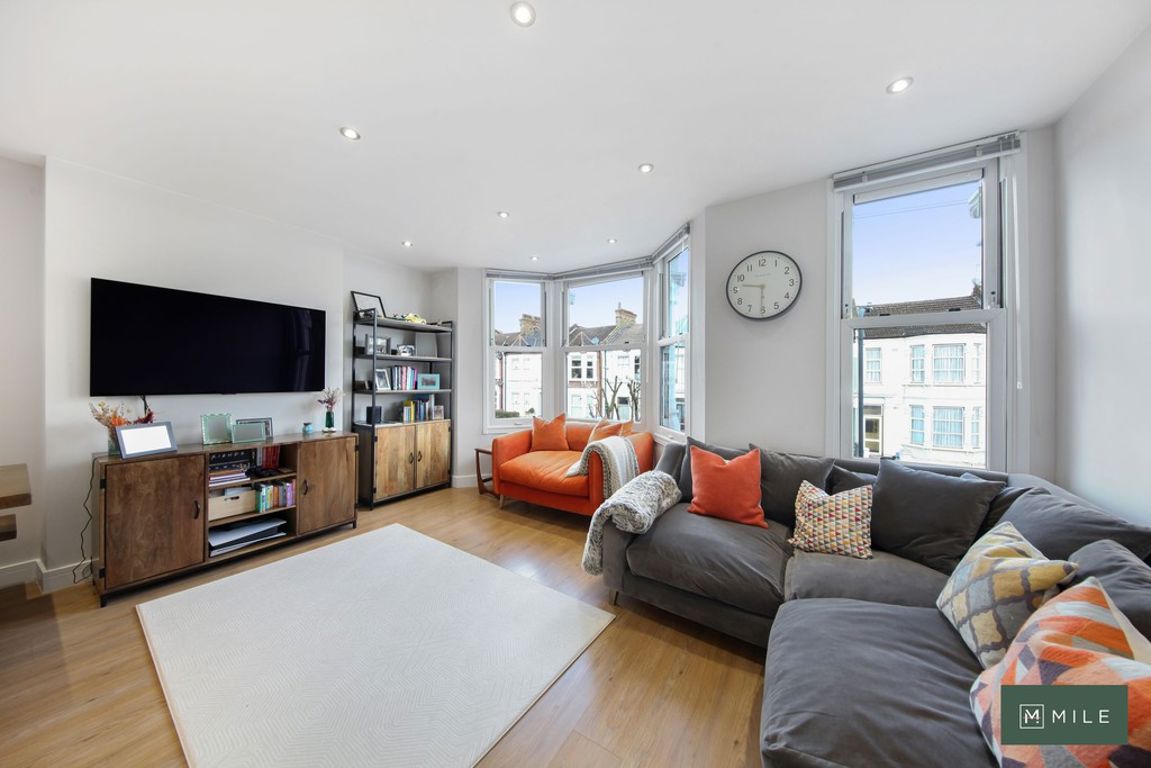 2 bed property in Buchanan Gardens, London