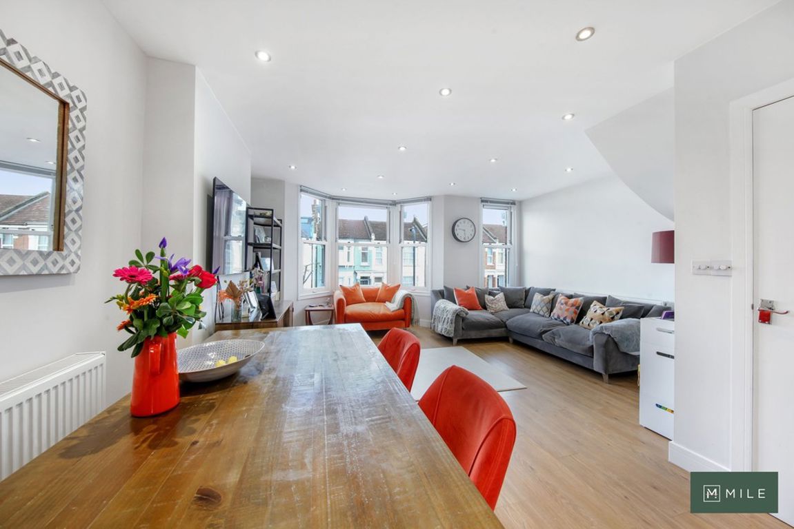 2 bed property in Buchanan Gardens, London
