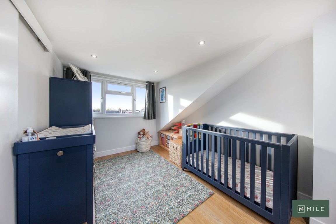 2 bed property in Buchanan Gardens, London