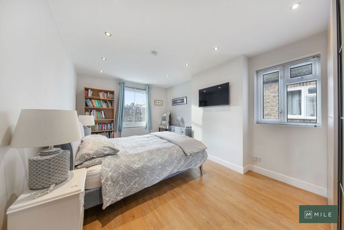 2 bed property in Buchanan Gardens, London