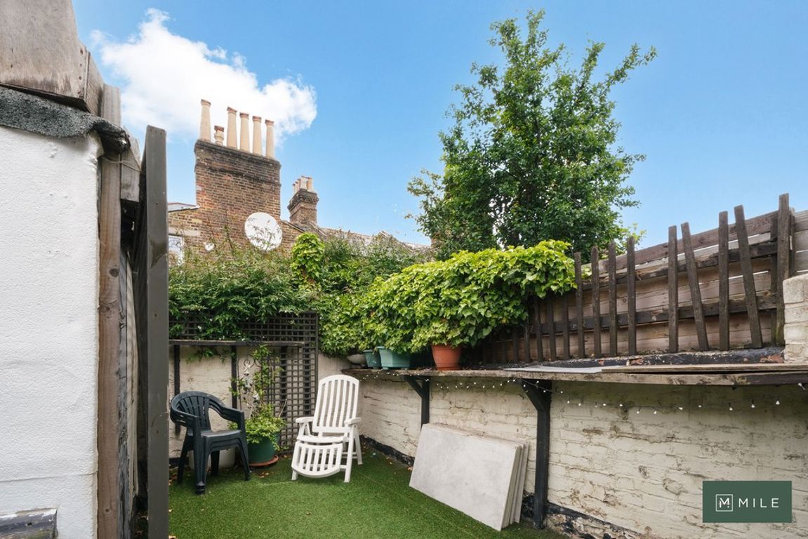 3 bed property in Droop Street, London