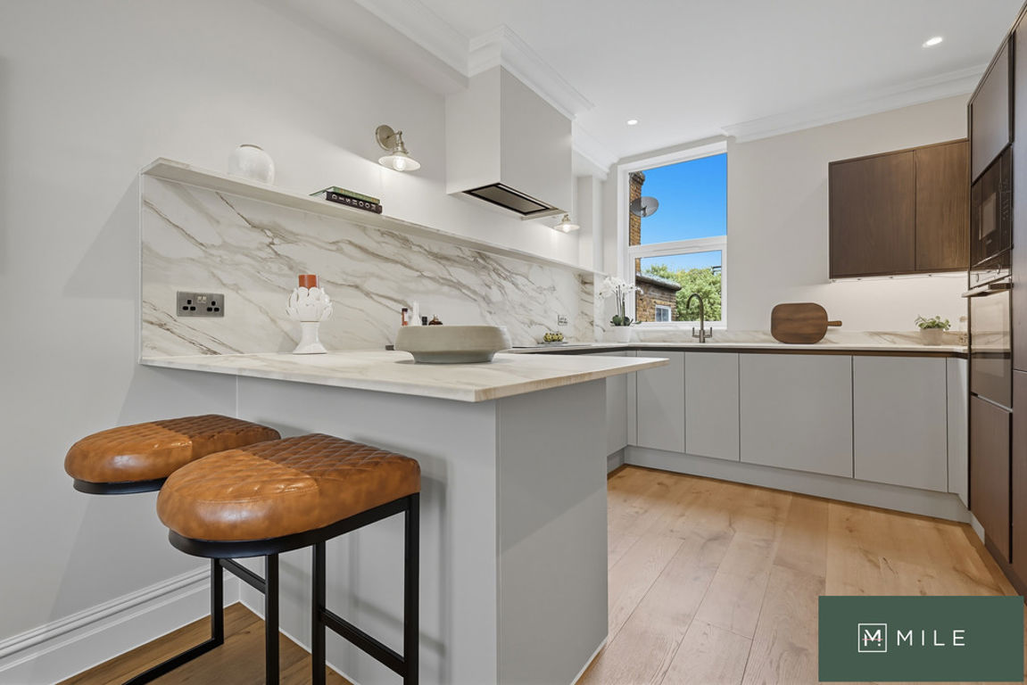 3 bed property in Leighton Gardens, London
