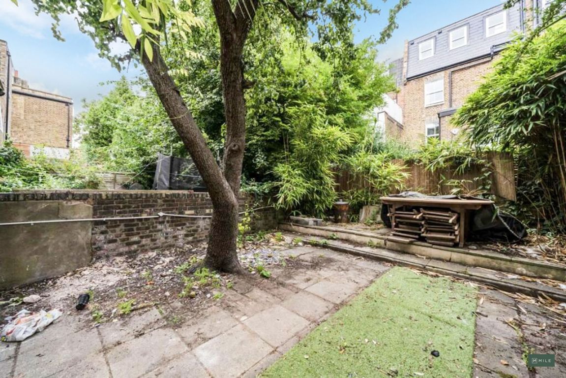 5 bed property in Warbeck Road, London
