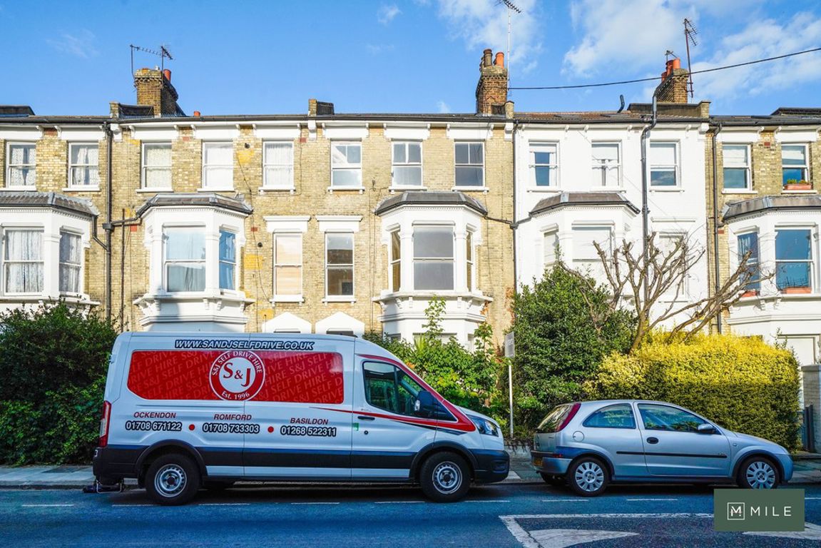 5 bed property in Warbeck Road, London