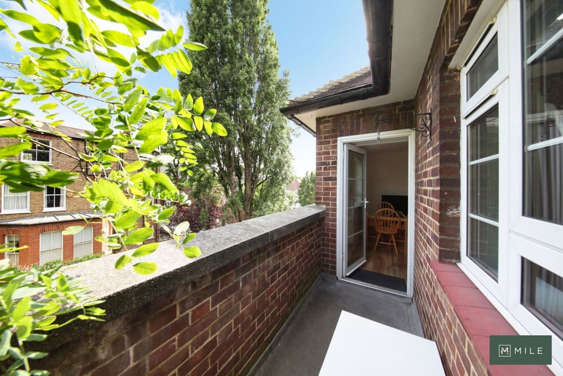 3 bed property in Kelfield Court, London
