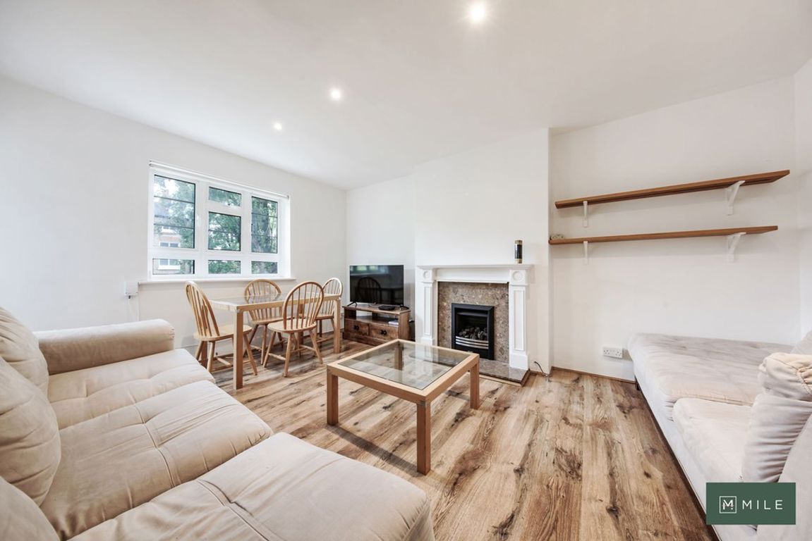 3 bed property in Kelfield Court, London