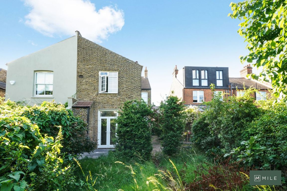 2 bed property in Monson Road, London