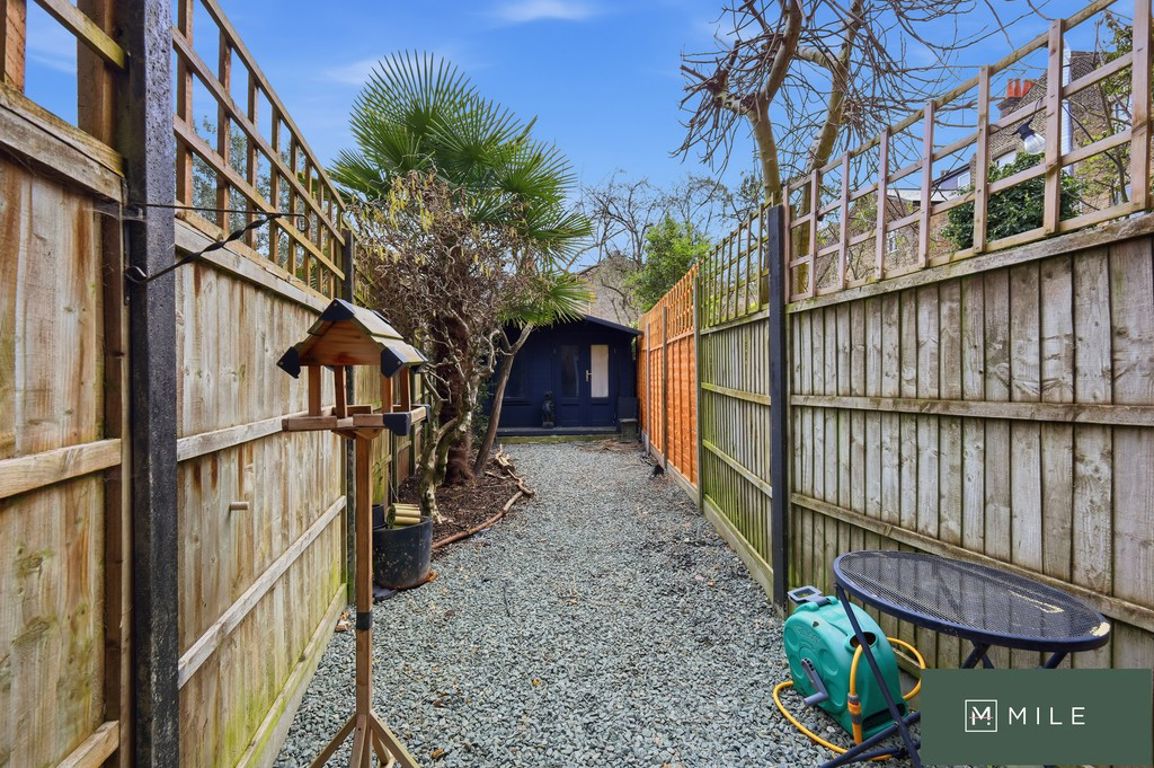 1 bed property in Chevening Road, London