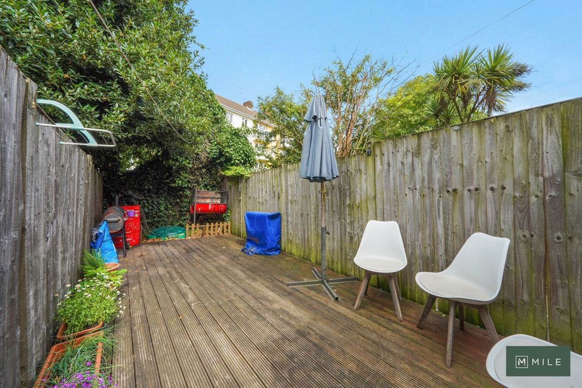 2 bed property in Drayton Road, London