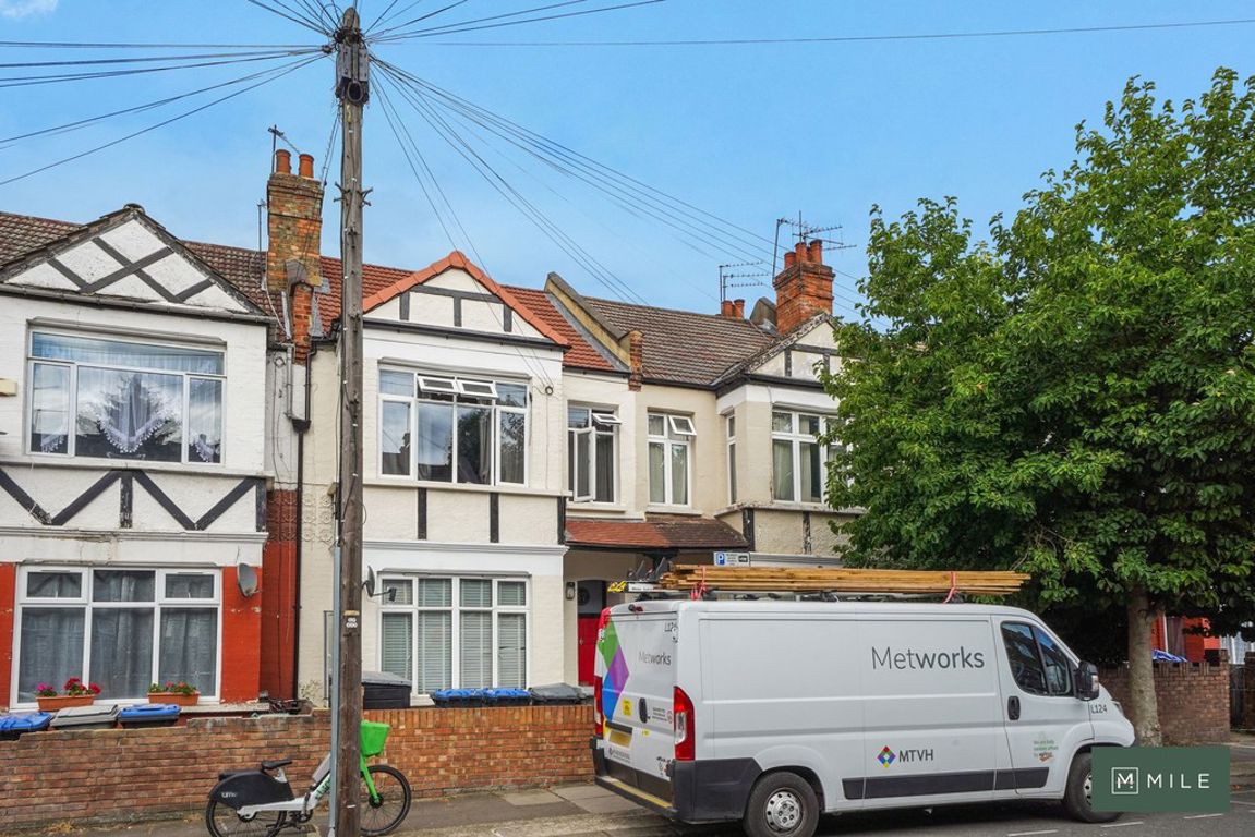 2 bed property in Drayton Road, London