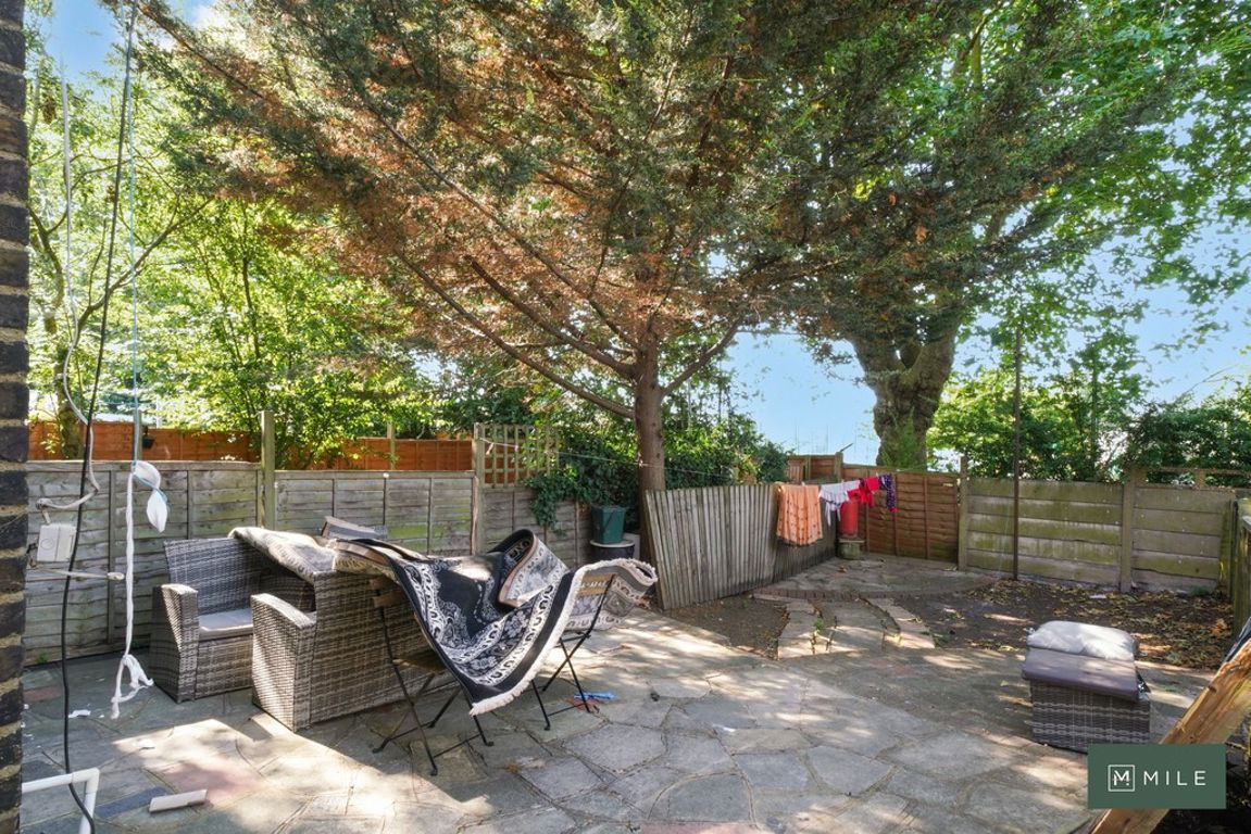 3 bed property in Hillside, London