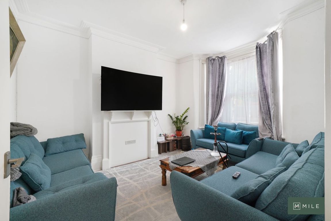 3 bed property in Hillside, London