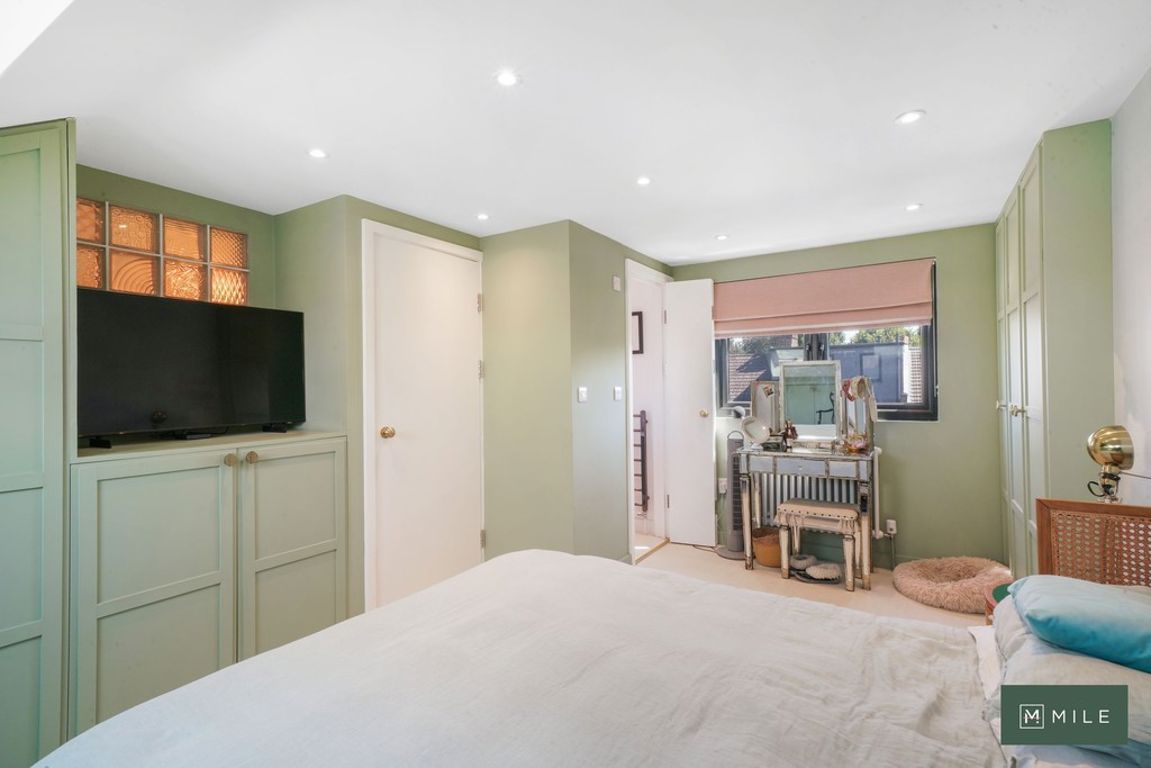 4 bed property in Yewfield Road, London