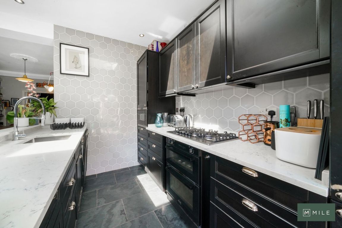 4 bed property in Yewfield Road, London