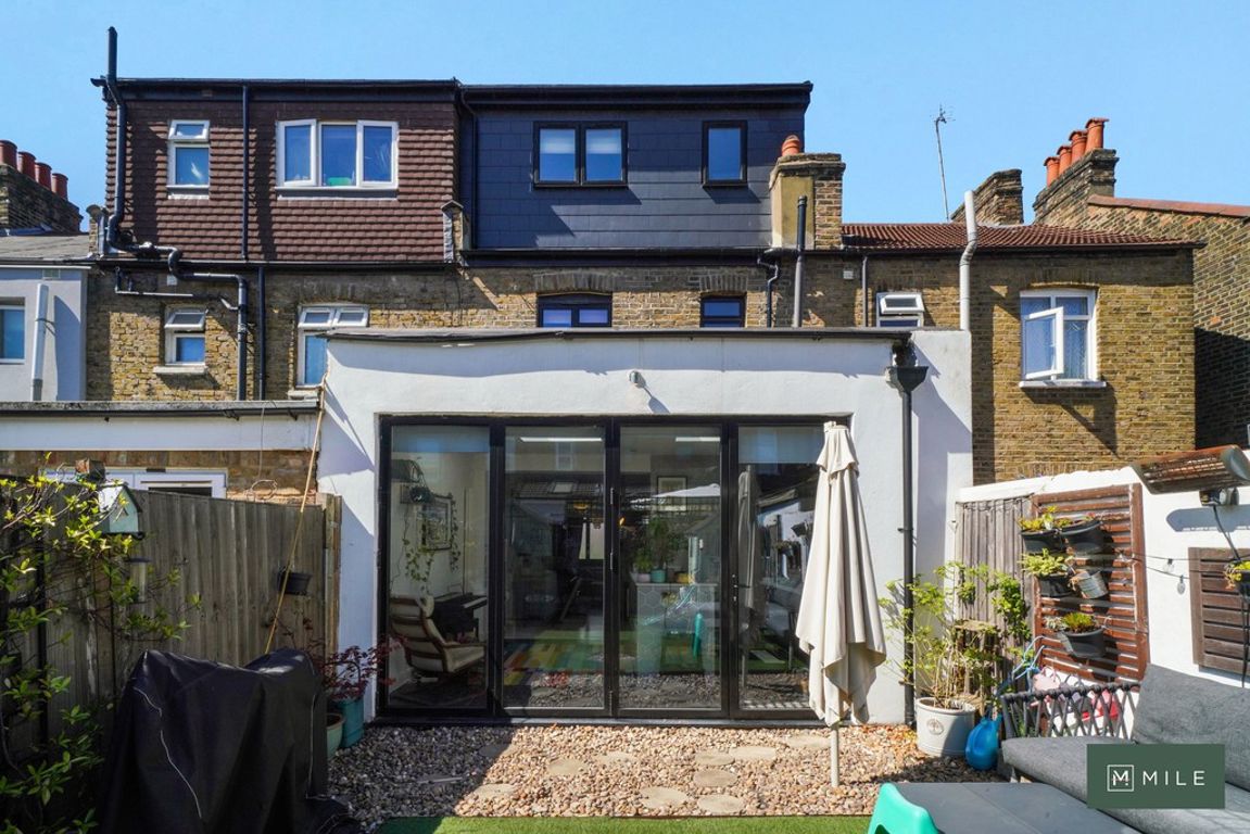 4 bed property in Yewfield Road, London