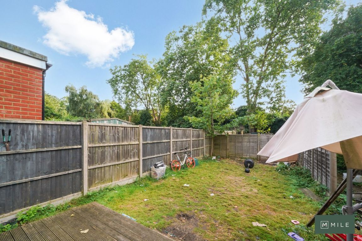 2 bed property in Staverton Road, London