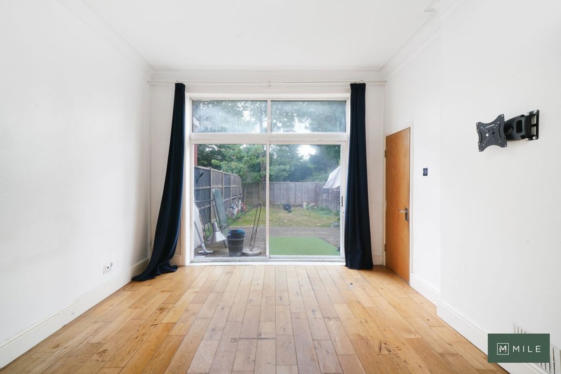 2 bed property in Staverton Road, London