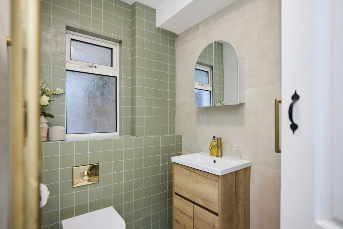 2 bed property in Denholme Road, London